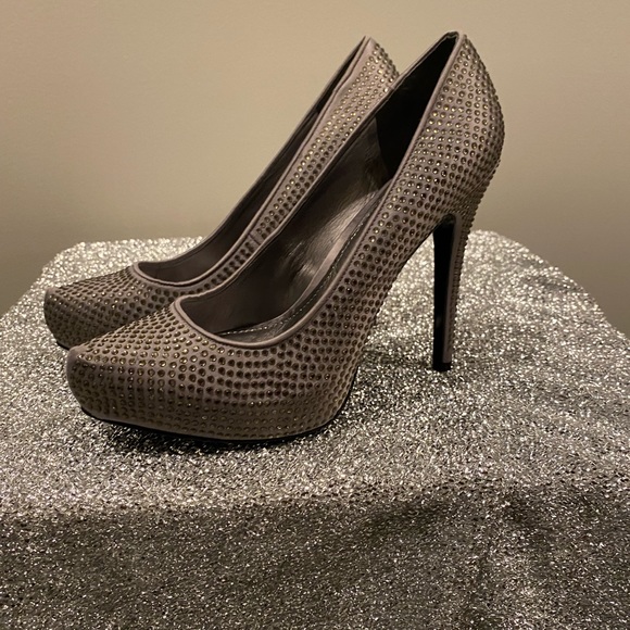 Gray embellished heels - Picture 3 of 4